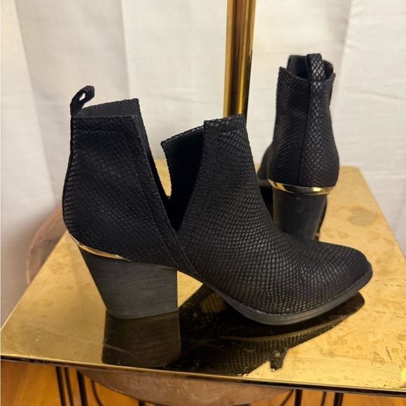Jellypop Black Textured Women's Ankle Boots - Picture 5 of 9